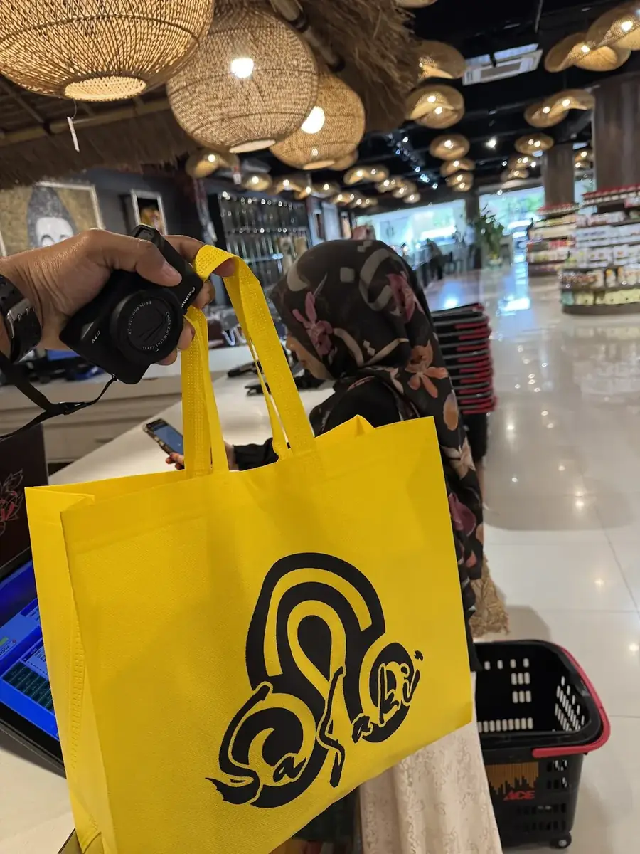 Tas belanja kuning bertanda Sasaku