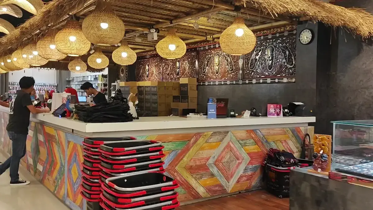 Meja bar berlapis kain tenun berwarna-warni