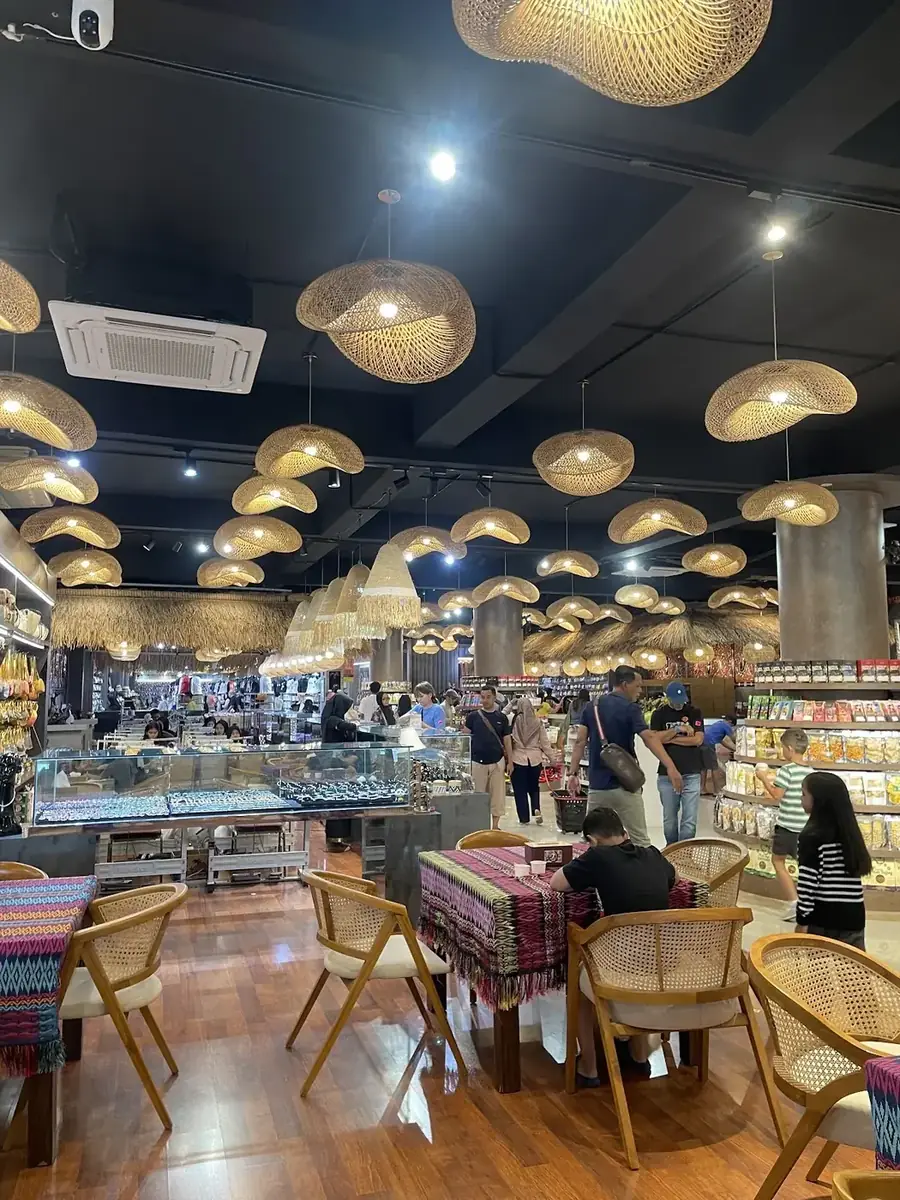 Ruang dalam kafe dengan deretan lampu rotan