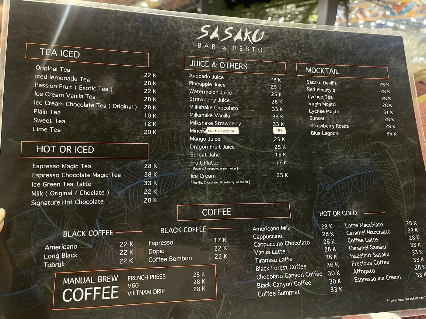 Papan menu Sasaku Bar & Resto yang memuat daftar teh, kopi, dan mocktail beserta harganya