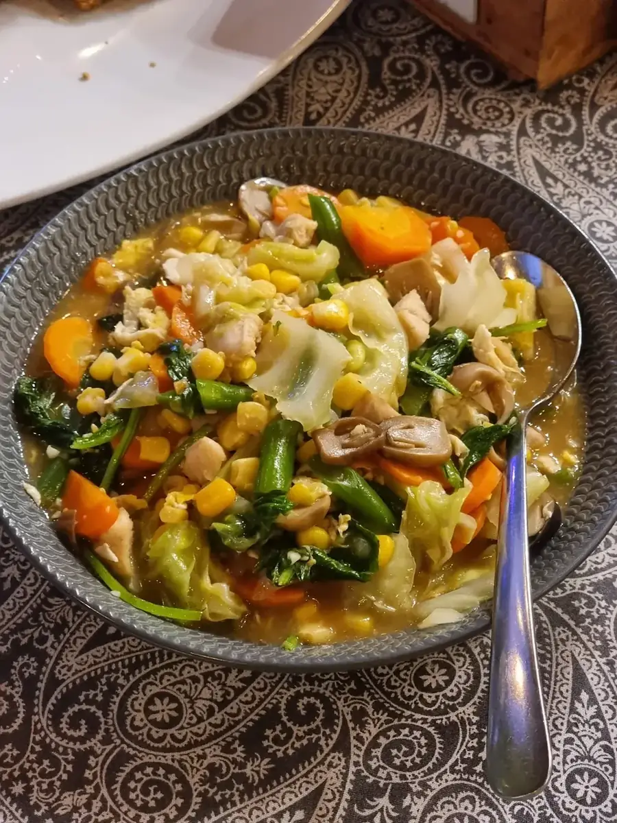 Semangkuk sup sayur berkuah bening