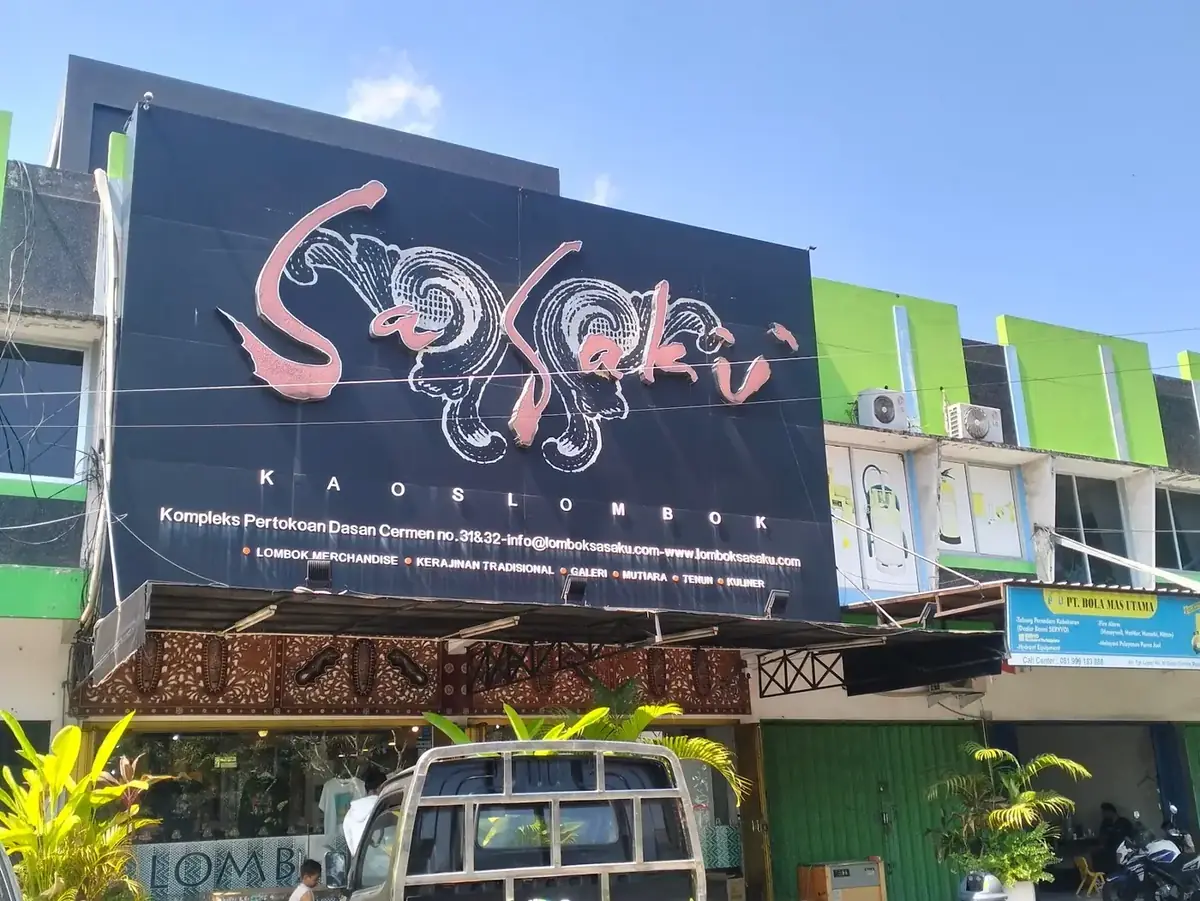 Papan nama Sasaku di depan toko Cakranegara, Mataram