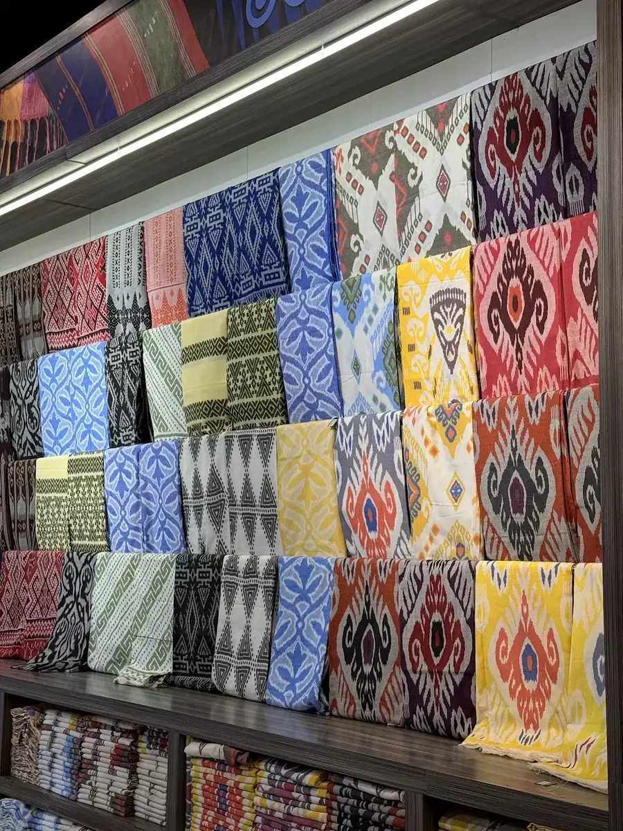 Rak kain tenun bermotif ikat digantung berjajar