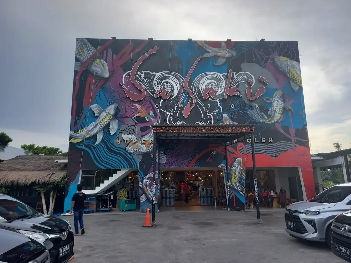 Dinding mural Sasaku Senggigi menjelang malam